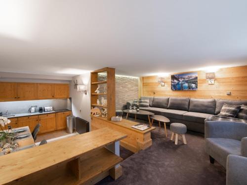 un salon avec un canapé et une table dans l'établissement Superbe Appartement 80m² pour 6 à Courchevel 1850 - 3 Chambres, Parking, Casier à Skis - FR-1-564-42, à Courchevel