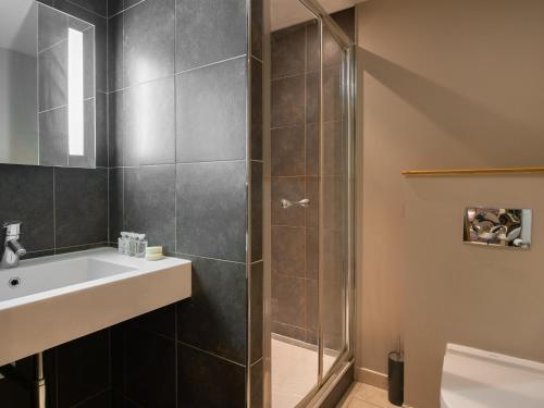 une salle de bain avec un lavabo et une douche dans l'établissement Superbe Appartement 80m² pour 6 à Courchevel 1850 - 3 Chambres, Parking, Casier à Skis - FR-1-564-42, à Courchevel