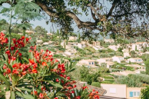 widok na wioskę z czerwonymi kwiatami w obiekcie Village Vacances Le Parc Des Chênes (by Popinns) w mieście La Croix-Valmer