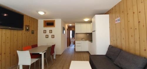 マリッレーヴァにあるResidence Lores 2のリビングルーム(ソファ、テーブル付)、キッチンが備わります。