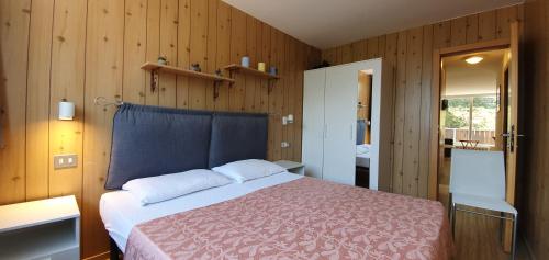マリッレーヴァにあるResidence Lores 2の木製の壁のベッドルーム1室(ベッド1台付)