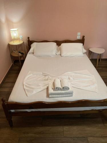 łóżko z dwoma ręcznikami i szlafrokiem w obiekcie Catalina's house -Μικρή εξοχική κατοικία με αυλή & parking w mieście Xylokastron