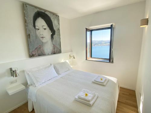 a bedroom with a bed with two towels on it at Alloggio ad uso turistico - The Apartment n.2 in Anguillara Sabazia