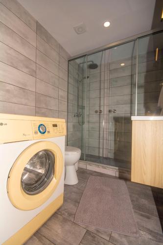 a washing machine in a bathroom with a toilet at Anna's Home in Kissamos