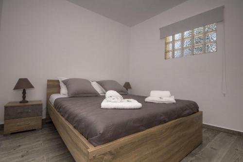 una camera da letto con un letto e due asciugamani di Anna's Home a Kíssamos