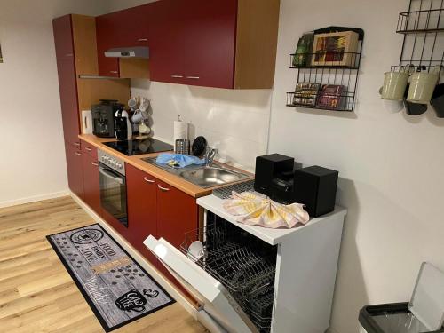 Il comprend une petite cuisine équipée d'un évier et d'un lave-vaisselle. dans l'établissement Strandgut, à Sellin