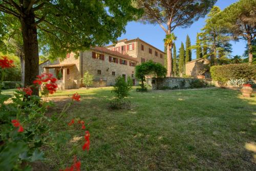 vistas a la casa desde el patio en Villa Giarradea, en Cortona