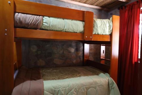 Bunk bed o mga bunk bed sa kuwarto sa Cha'skas Checkta Eco-Lodge