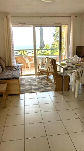 un salon avec vue sur l'océan dans l'établissement Cala di sognu, à San-Nicolao