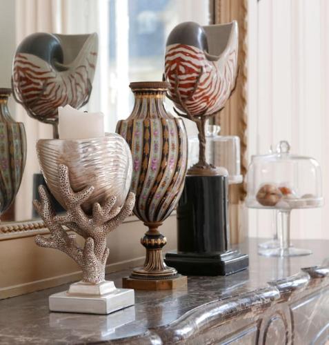 un groupe de vases posés sur une table dans l'établissement Villa Joséphine, à Brienne-le-Château