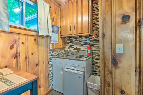 Cozy Newton Lake Cottage with View of the Lake! في Carbondale: مطبخ مع موقد ومغسلة في كابينة
