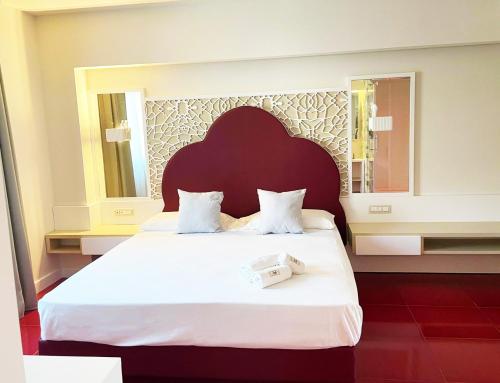 Suite Hotel L'Oasi di Riaciにあるベッド