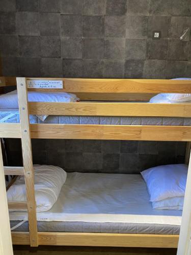 レ・デュー・アルプにあるCote Brune 5の二段ベッド2組が備わる客室です。
