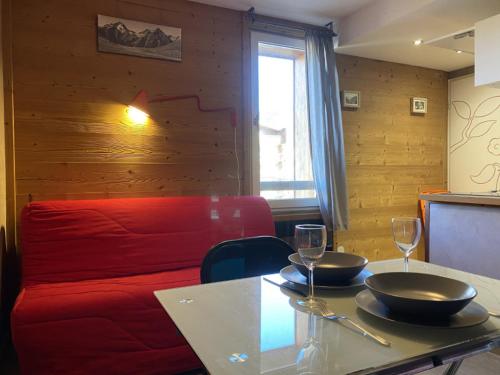 レ・デュー・アルプにあるCote Brune 5のリビングルーム(テーブル、赤いソファ付)