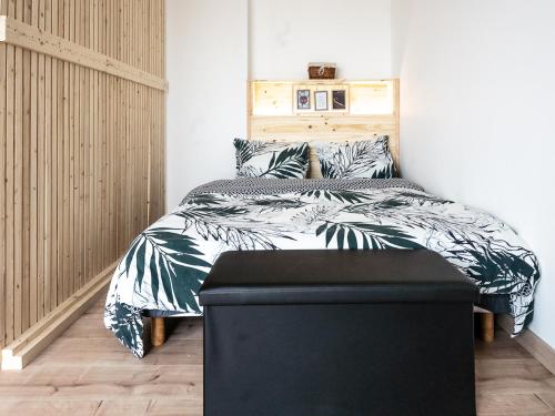 - une chambre dotée d'un lit avec des draps noirs et blancs dans l'établissement Studio cocooning 2 étoiles I wifi I clim I plage 7min à pied, à Fréjus