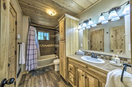 Ένα μπάνιο στο Sleepy Bear Cabin in Ruidoso Deck and Yard Games!