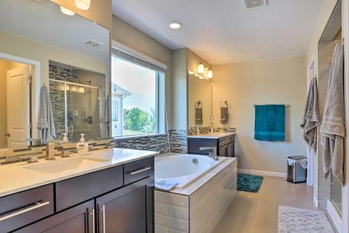 un bagno con una grande vasca e una grande finestra di Brighton Family Home about 20 Mi to Dtwn Denver! a Brighton