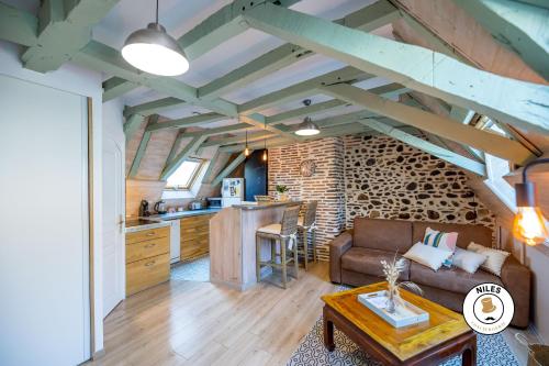 une cuisine et un salon avec un canapé et une table dans l'établissement Charmant studio centre historique, à Pau