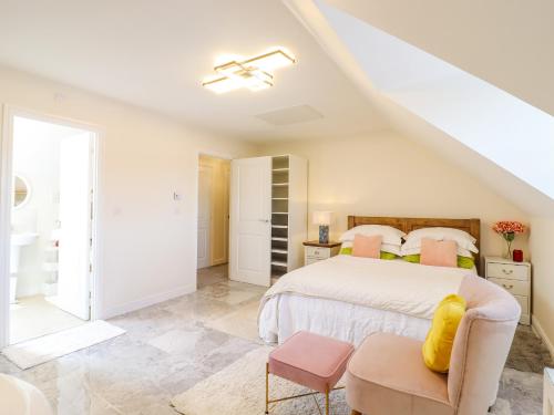 Gallery image of Cheerful Townhouse in Sittingbourne