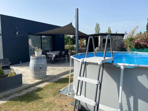 Maison de 3 chambres avec piscine privee jardin clos et wifi a Theza