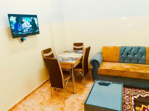 Televisyen dan/atau pusat hiburan di فندق الرستاق
