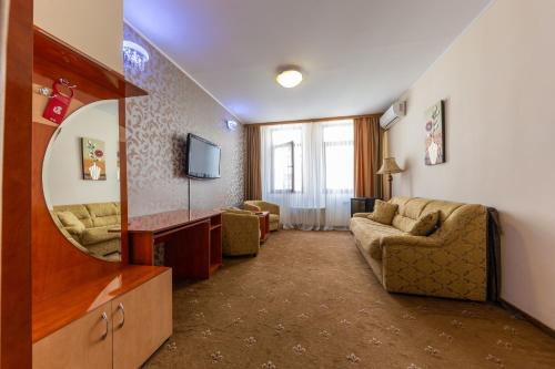 TV a/nebo společenská místnost v ubytování Hotel Amphitryon