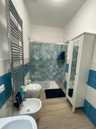 Un baño con dos lavabos y una ducha y un inodoro. en Casa in piazzetta, en Balestrate