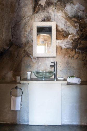 une salle de bain avec un lavabo et un miroir dans l'établissement U CASALE, à Santa-Reparata-di-Balagna