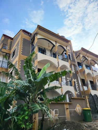 雅溫德的住宿－Lux Résidence，前面有棕榈树的建筑