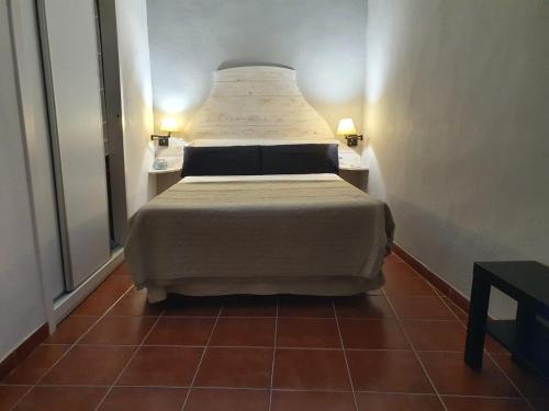 um quarto com uma cama grande num quarto em Calleja La Pimentera em Córdoba