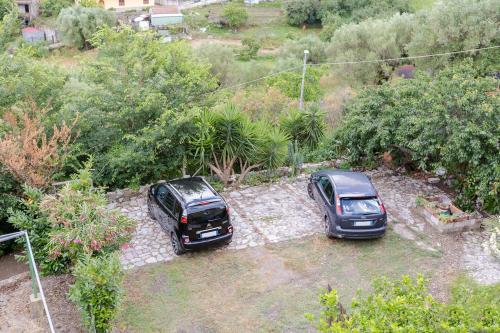 two cars parked next to each other in a yard at B&B Il Vicoletto Del Casale in Centola