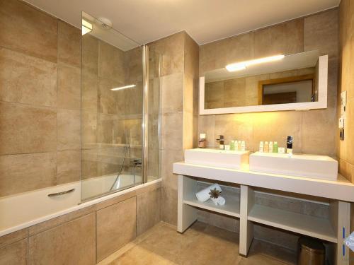 een badkamer met 2 wastafels en een douche bij Appartement Courchevel 1550, 5 pièces, 8 personnes - FR-1-664-4 in Courchevel