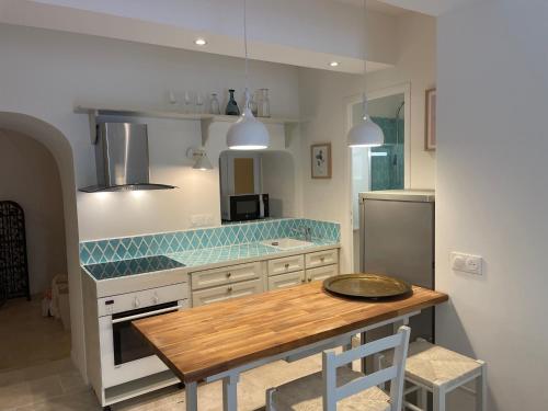 une cuisine avec une table et un comptoir dans l'établissement Summerhouse 2 bed quiet Old Nice balcony100m beach, à Nice