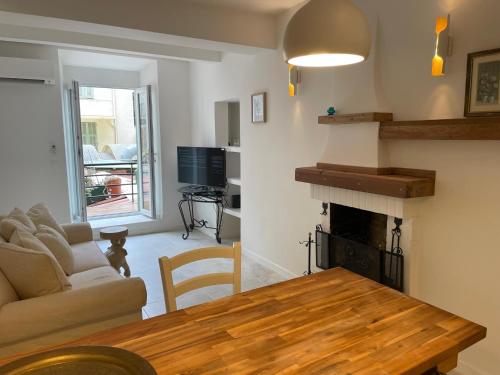 Summerhouse 2 bed quiet Old Nice balcony100m beach