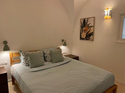 une chambre avec un grand lit avec deux oreillers dans l'établissement Summerhouse 2 bed quiet Old Nice balcony100m beach, à Nice