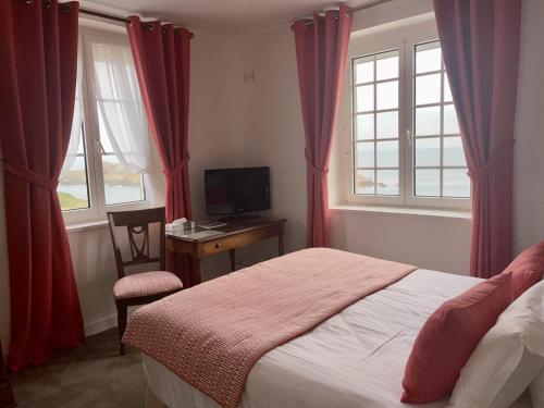 A bed or beds in a room at Hôtel de la Pointe du Grouin
