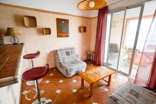 a living room with a couch and a table at Résidence Villa Nova in Tiuccia