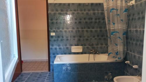 ein Badezimmer mit einer Badewanne und einem Waschbecken in der Unterkunft La Camelia in Riposto