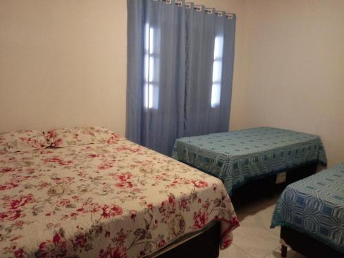 Casa da Betania em Ibitipoca tesisinde bir odada yatak veya yataklar