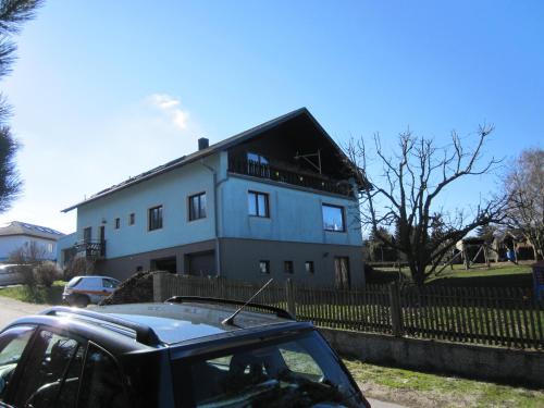 a house with a car parked in front of it at Ferienwohnung Sonnenhang Würnitz in Würnitz