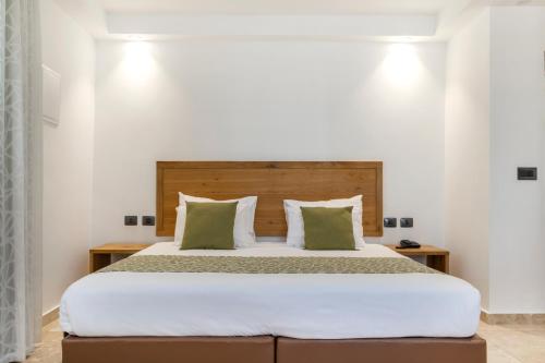 Postel nebo postele na pokoji v ubytování Ramon Suites by Smart Hotels