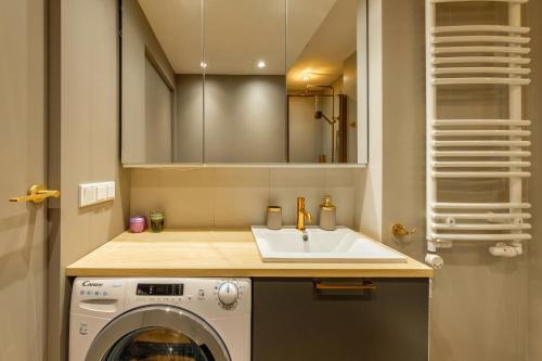 a kitchen with a washing machine and a sink at AURUM PREMIUM SPA UNIA RESIDENCE in Lublin