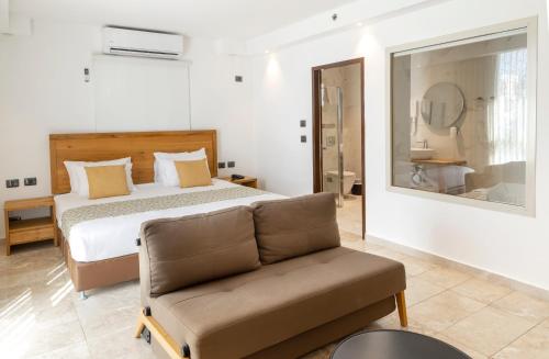 Postel nebo postele na pokoji v ubytování Ramon Suites by Smart Hotels