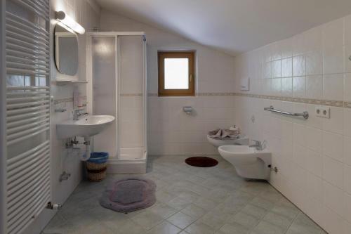 Kylpyhuone majoituspaikassa Garni Ziernheld