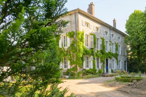 ポンタ・ムッソンにあるLogis HOTEL DU PARCの蔦の古家