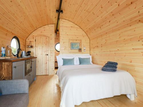 een slaapkamer met een bed in een houten hut bij Stargaze in Truro