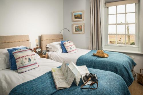 A bed or beds in a room at Coastguards Lookout