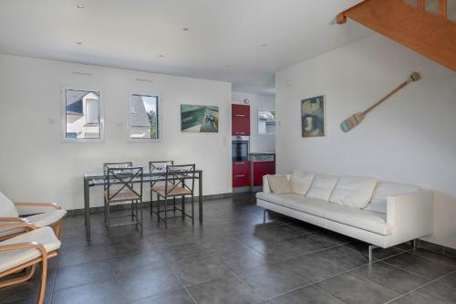 un salon avec un canapé et une table dans l'établissement Maison neuve, 200m du Port du Crouesty, à Arzon