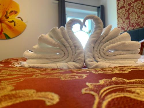 two towels sitting on top of a bed at Pension Gesundbrunnen in Müglitztal