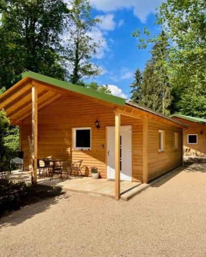 a small cabin with a porch and a table at Ferienhaus Rosengarten in Schöna